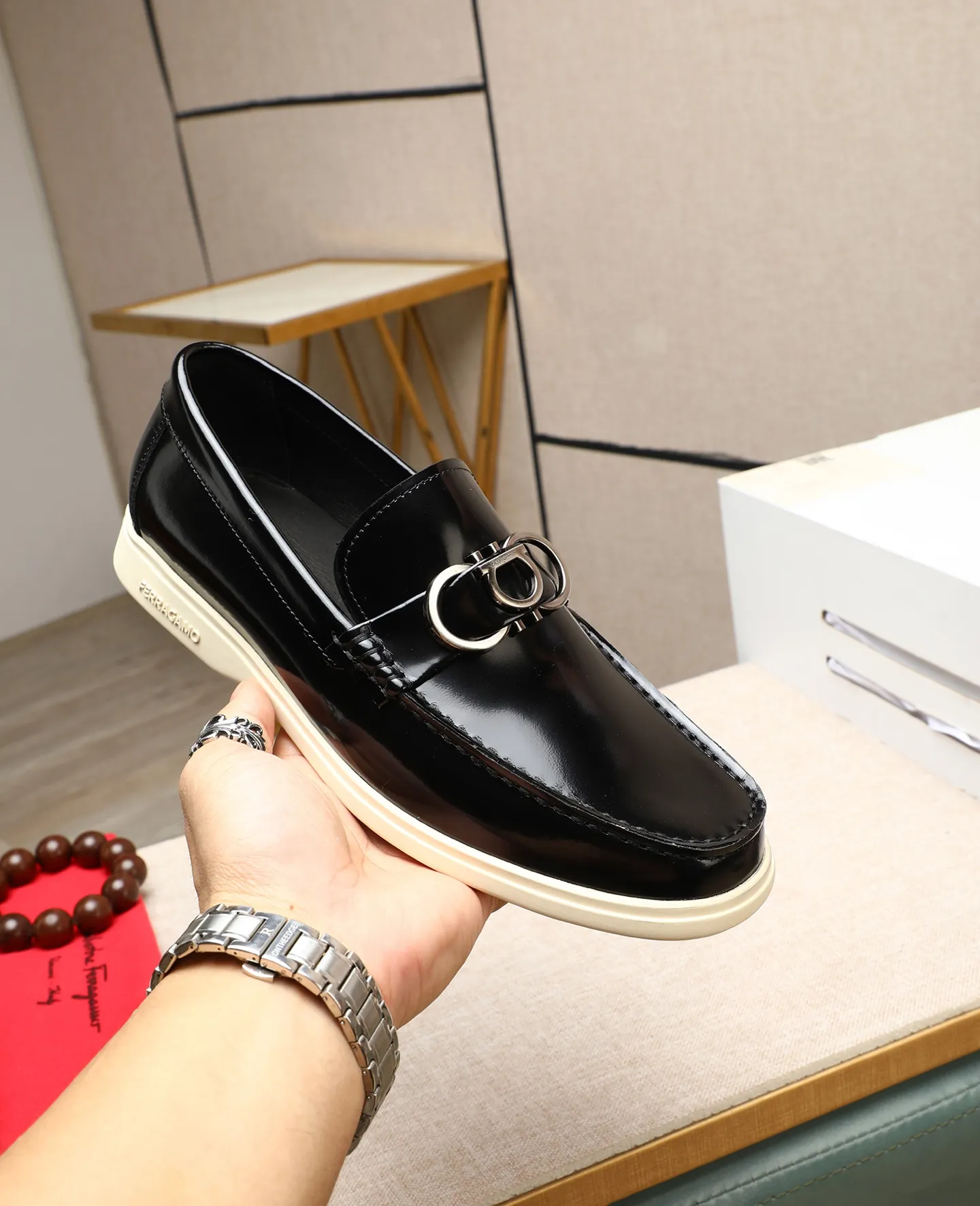 Men's shoes 💰580 📛📛(water-dyed cow lining) Salvatore Ferragamo high-end (Salvatore Ferragamo) is the top international luxury footwear brand. It comes from the fashion kingdom of Italy. It is famous all over the world for its traditional handmade design and novel styles... 🚶🏻🚶🏻New suit shoes are available simultaneously at the counter. This style is purely handmade. The fabric is imported Italian calfskin➕Soft water-dyed cowhide lining. Original authentic outsole🌀🌀Size: 38➖44 (45 46 customized)
